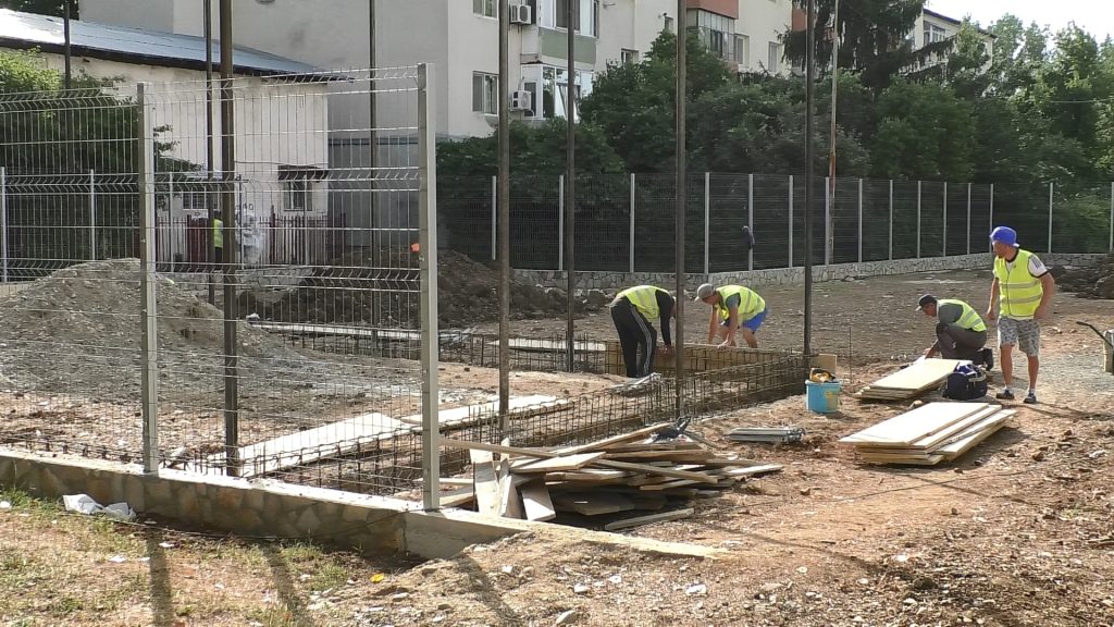 Pe strada Matei Vlădescu din Târgoviște, se lucrează la un parc modern de fitness și un miniteren de baschet