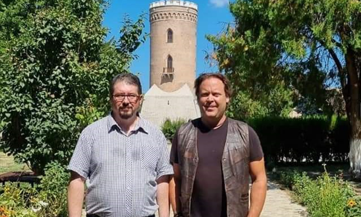 Filmări pentru „Flavours of Romania", serialul documentar realizat de jurnalistul britanic Charlie Ottley la Turnul Chindiei, iată că a venit si rândul județului Dâmbovița.Chiar președintele CJ Dâmbovița, Corneliu Ștefan a anunțat despre sesiunea de filmări, care a avut loc zilele trecute :
"Documentarul Netflix "Flavours of Romania" nu ar fi fost complet fără o oprire la
Turnul Chindiei. Timp de secole, acesta a fost reper al târgoveților, dar și al negustorilor care, în drumurile lor, poposeau în Vechea Cetatea de Scaun a Țării Românești.
Ne bucurăm că Charlie Ottley, realizator al acestui documentar, a avut o sesiune de filmări la Curtea Domnească, dar și la alte obiective turistice din Târgoviște și din apropierea capitalei județului nostru." a scris președintele CJ Dâmbovița, Corneliu Ștefan pe pagina de facebook.