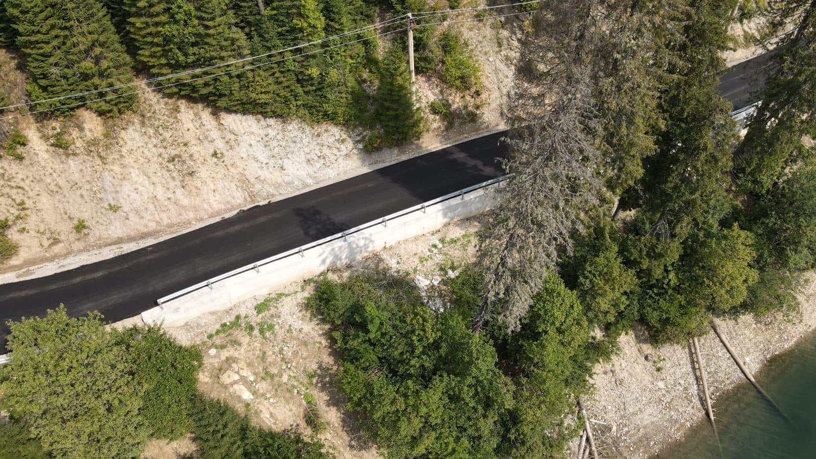 Președintele CJ Dâmbovița, Corneliu Ștefan  a anunțat  că s-a turnat primul strat de asfalt pe DJ 714 contur Lac Bolboci-Cheile Tătarului 