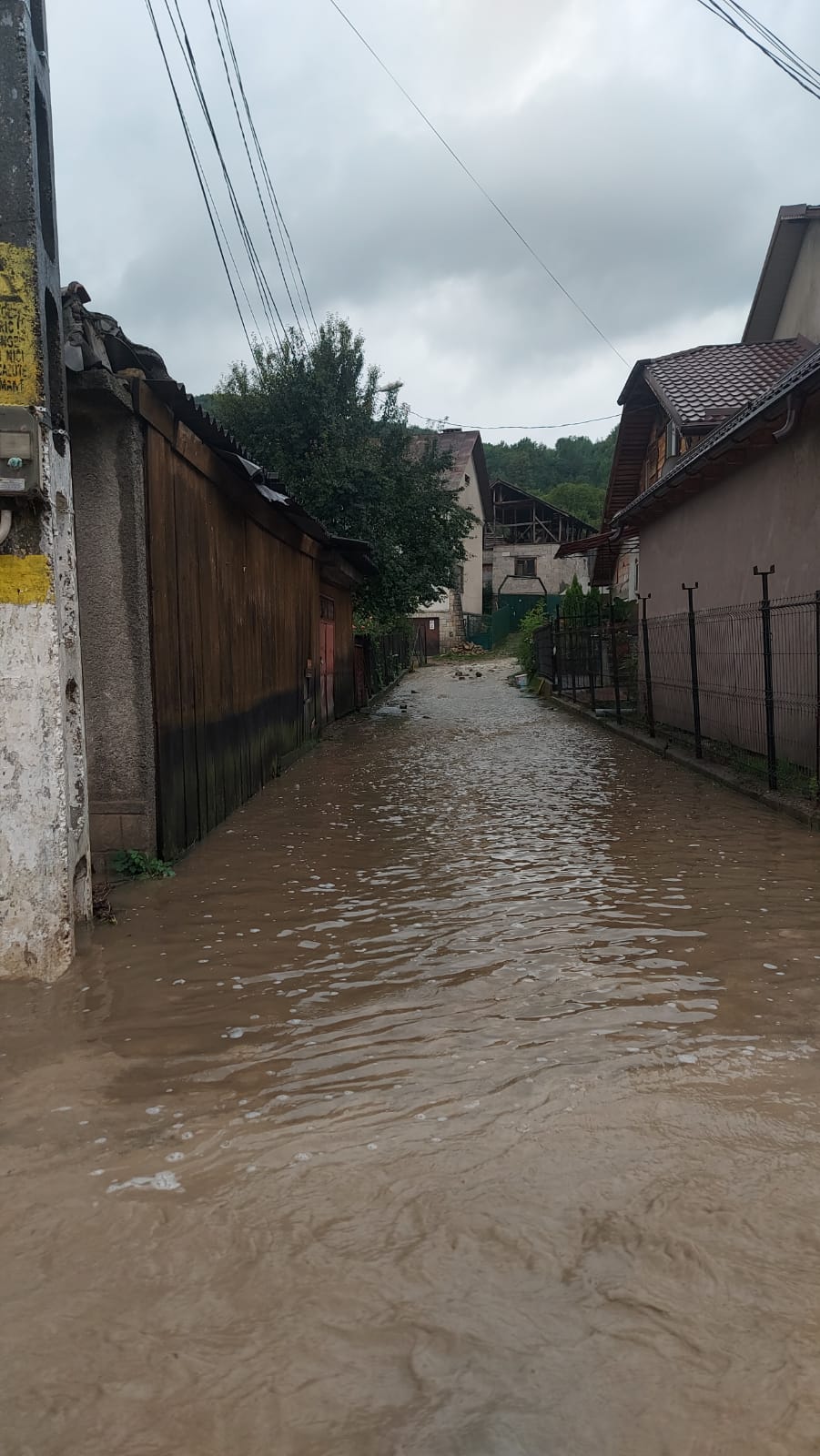 Prăpăd în satul Bădeni din comuna Runcu și cartierul Costești din orașul Fieni