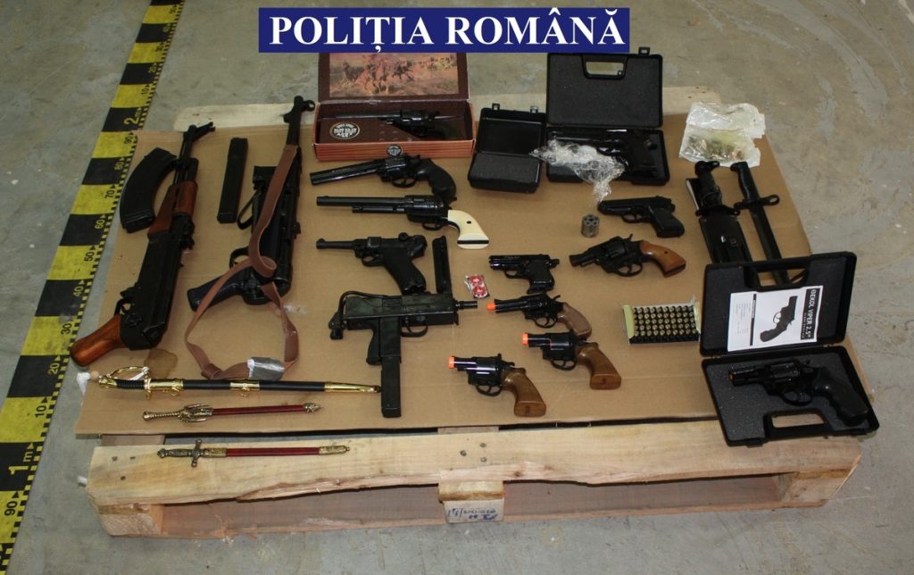 3.000 de arme de foc, peste 337.000 de bucăţi de muniţie şi peste 4 tone de articole pirotehnice, confiscate de Poliția Română