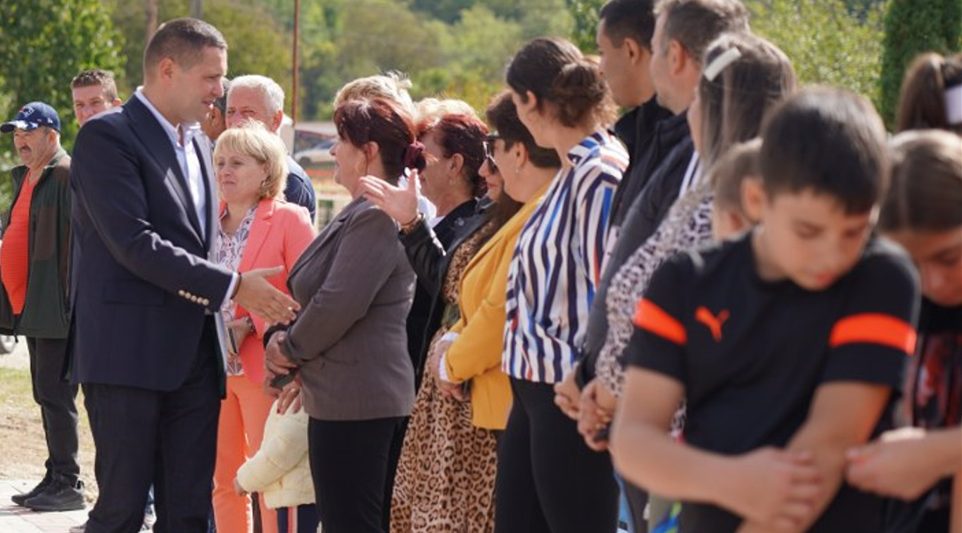 Un nou teren de sport multifuncțional și-a deschis, astăzi, porțile în comuna Hulubești