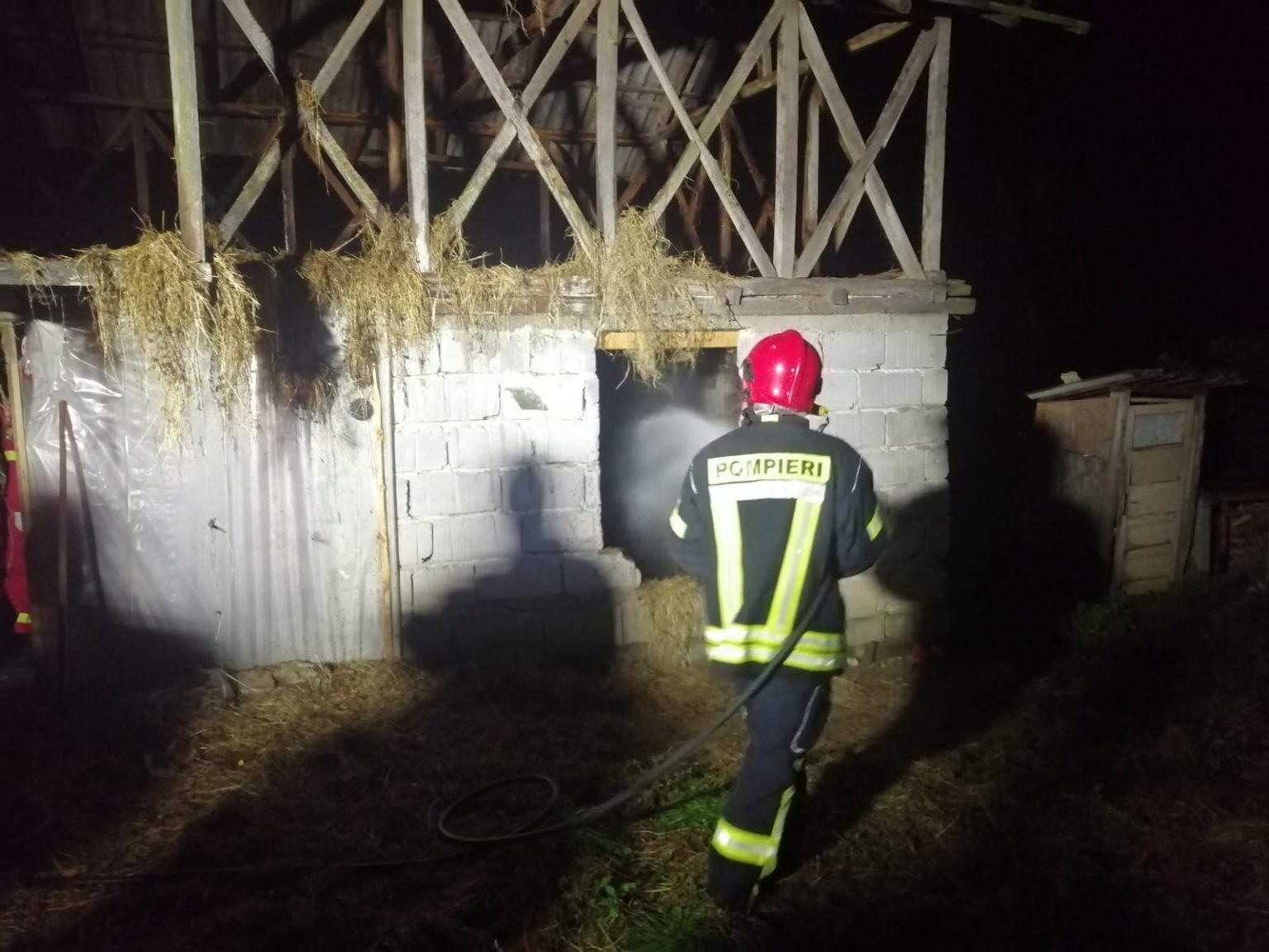 Pompierii au intervenit pentru stingerea unui incendiu izbucnit la o anexă gospodărească în Pietrari