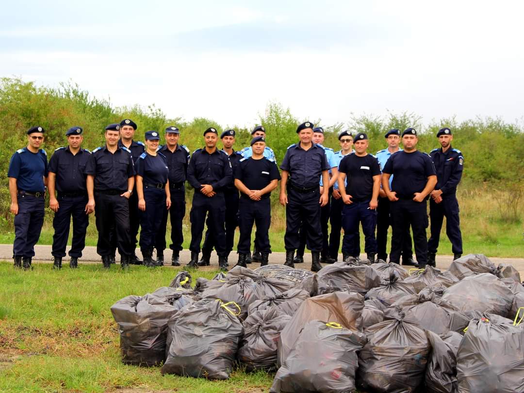 Ziua de Curăţenie Naţională, jandarmii dâmbovițeni au participat la acţiunile de ecologizare
