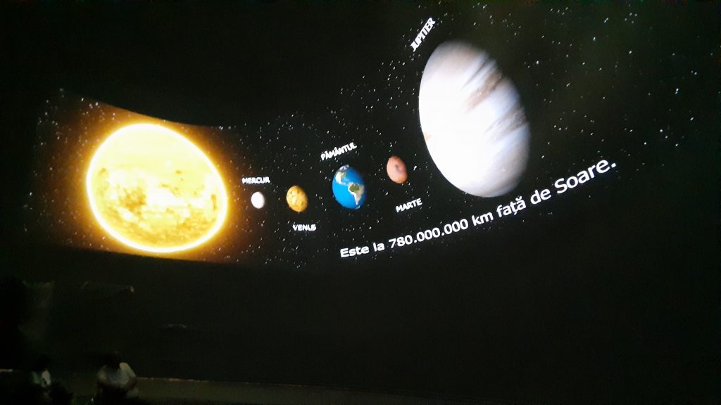 În Piața Mihai Viteazul, de Zilele Cetății Târgoviște puteți merge la Planetariu mobil