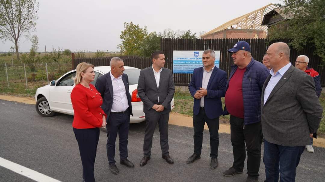 A fost modernizat drumul vicinal- DV121 Fierbinți - limită de județ Argeș, finanțarea a fost prin PJDL