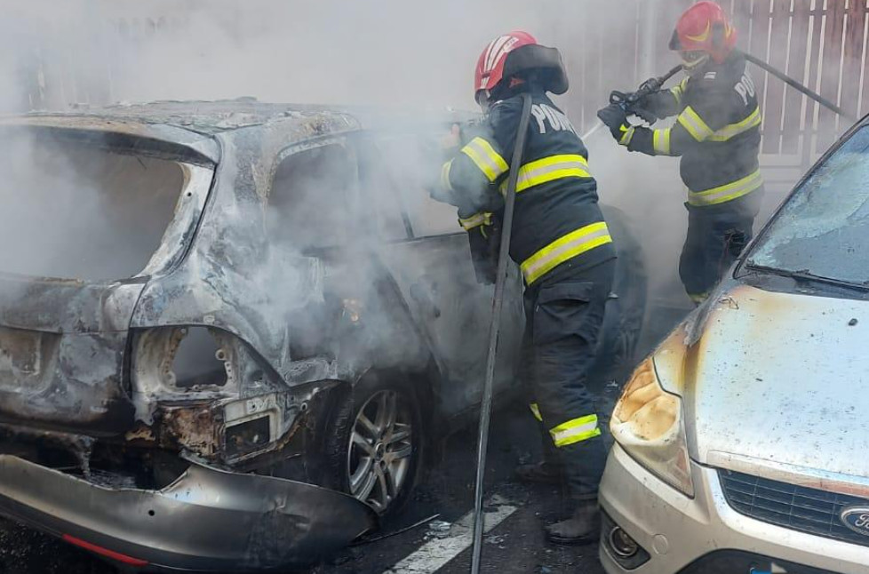 Două mașini au luat foc pe Calea Domnească din municipiul Târgoviște