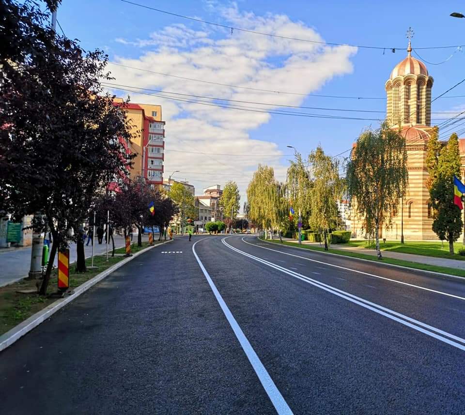 Bulevardul Mircea cel Bătrân din Târgoviște, a fost modernizat, noi marcaje rutiere, bandă dedicată transportului public local