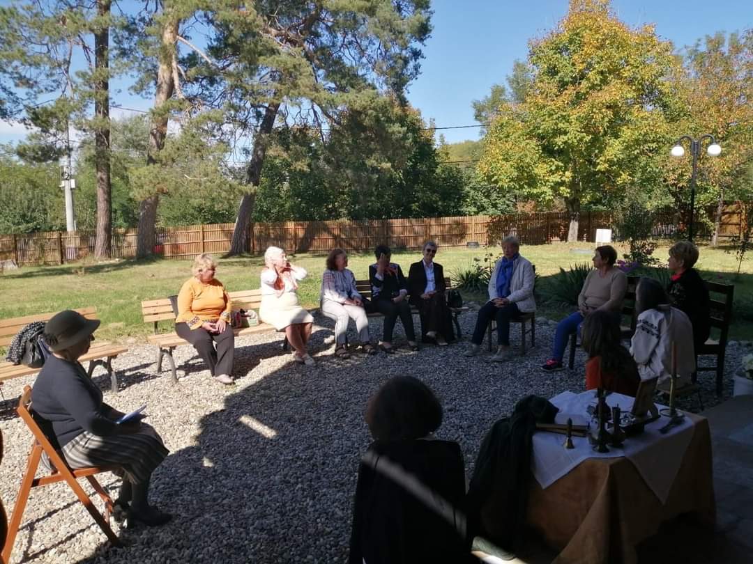 Casa-Atelier Gravor „Gabriel Popescu” din Vulcana Pandele a gazduit un eveniment dedicat seniorilor de Ziua Vârstnicilor