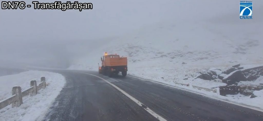 Şoferii care circulă pe drumuri cu zăpadă, gheaţă sau polei trebuie să aibă montate la maşină anvelope de iarnă