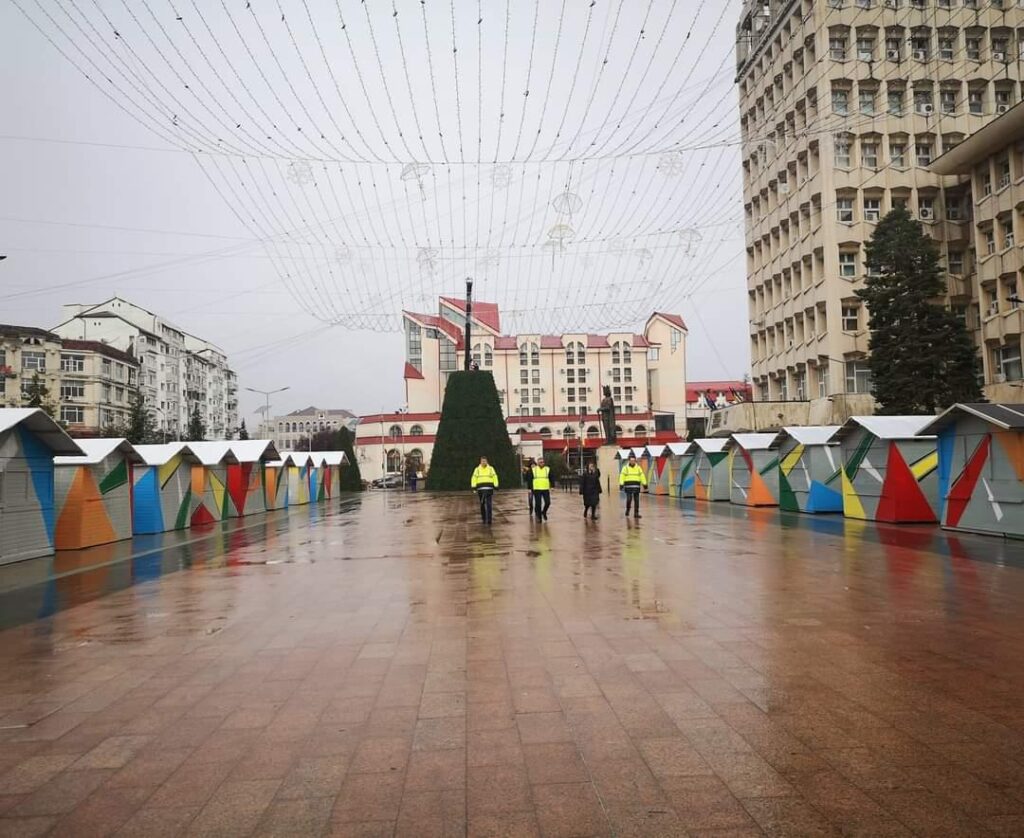 Ultimele pregătiri se fac la Târgoviște în Orășelul lui Moș Crăciuni,iluminatul festiv va fi aprins pe 5 decembrie,Moș Crăciun ajunge pe 16 decembrie