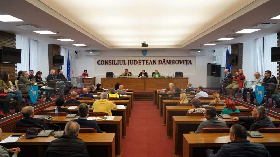 Primarii dâmbovițeni au avut o întâlnire de lucru cu președintele CJ Dâmbovița, Corneliu Ștefan și prefectul județului Dâmbovița, Claudia Gilia, le-au solicitat reprezentanților UAT-urilor dâmbovițene finalizarea rapidă a documentațiilor necesare implementării tuturor proiectelor