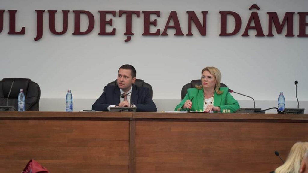 Primarii dâmbovițeni au avut o întâlnire de lucru cu președintele CJ Dâmbovița, Corneliu Ștefan și prefectul județului Dâmbovița, Claudia Gilia, le-au solicitat reprezentanților UAT-urilor dâmbovițene finalizarea rapidă a documentațiilor necesare implementării tuturor proiectelor