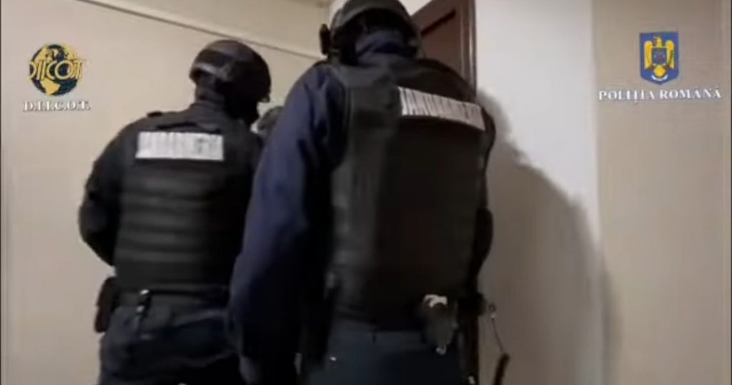 Mascații descind la persoane bănuite de furt calificat din societăți în Dâmbovița și Prahova