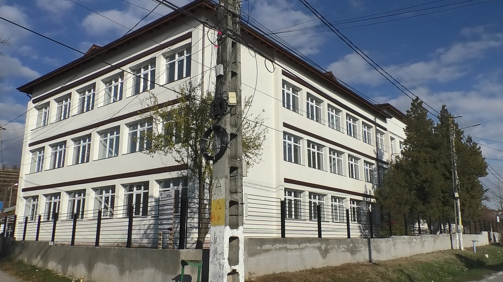 Vremea bună, permite administrației de la Răzvad să lucreze la modernizarea străzilor în satul Gorgota și la modernizarea Școlii Răzvad