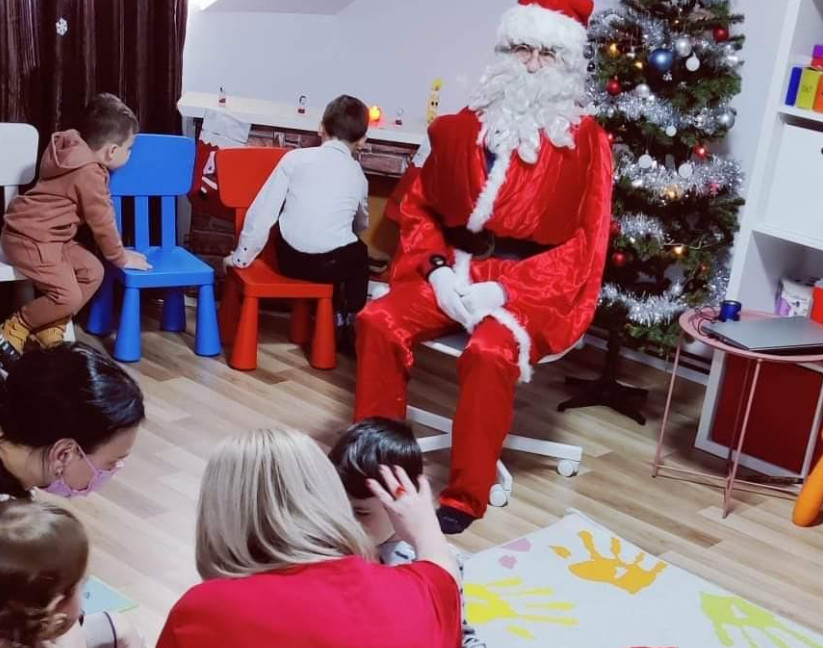 Moș Crăciun și spiriduşii lui au ajuns la copiii speciali de la Asociația Help Autism din Târgoviște