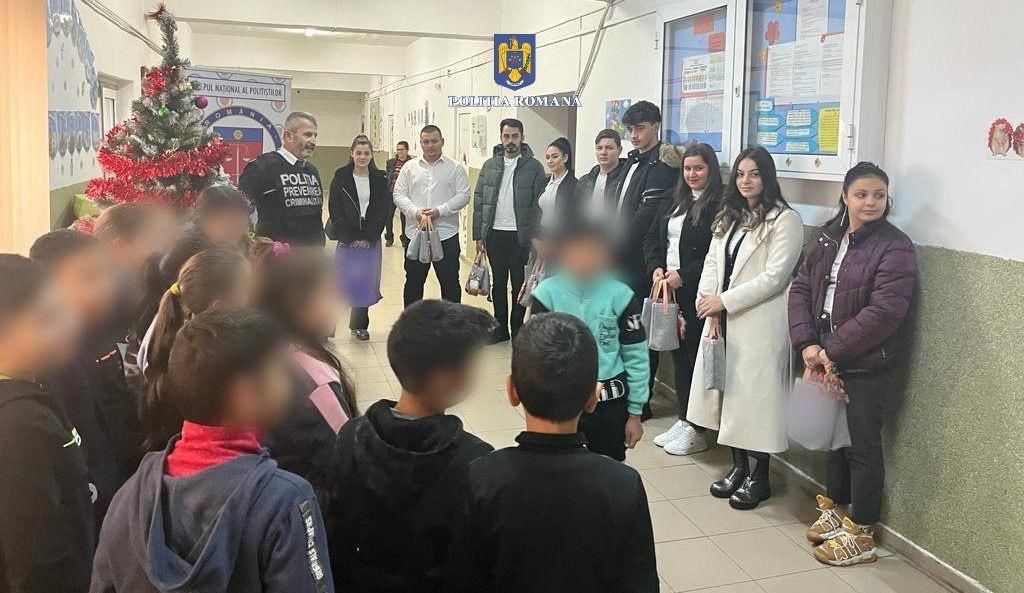 Polițiștii au fost spiriduşii lui Moș Crăciun