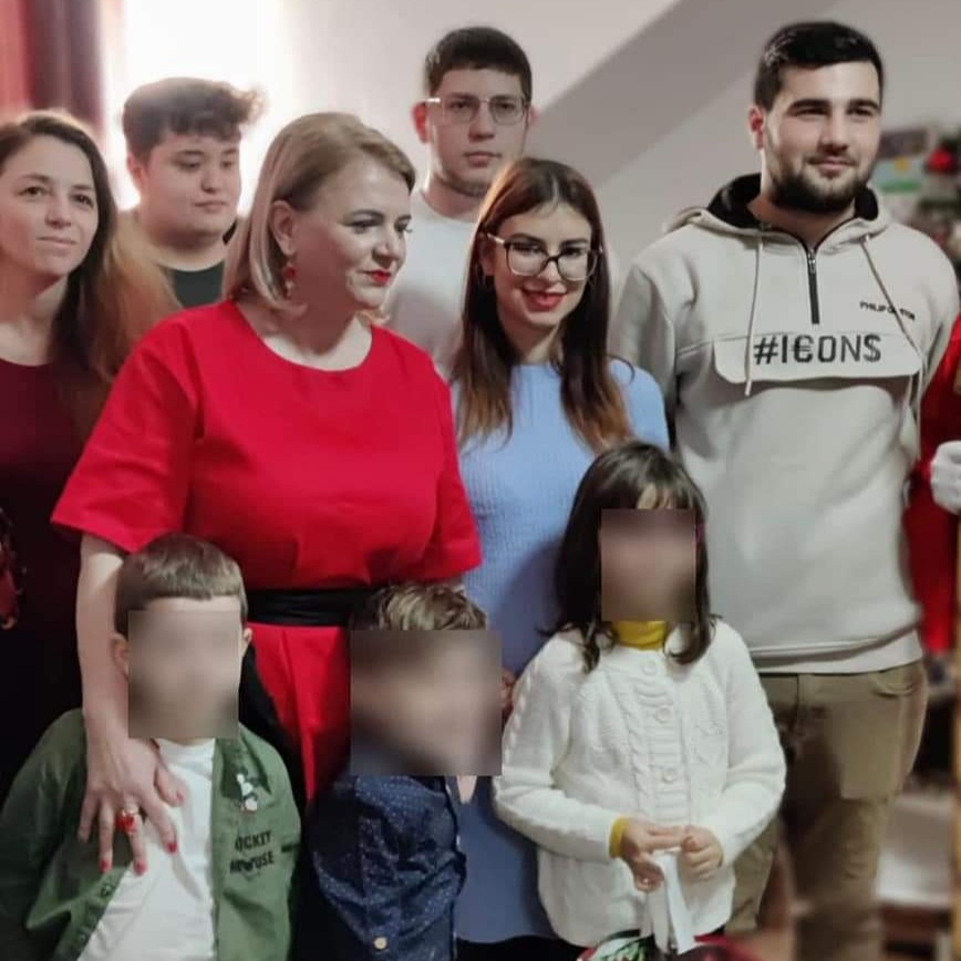 Moș Crăciun și spiriduşii lui au ajuns la copiii speciali de la Asociația Help Autism din Târgoviște