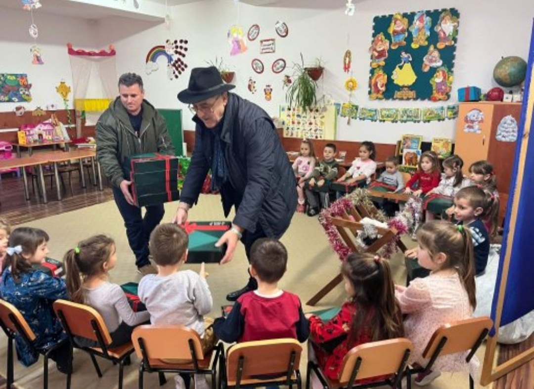Bucurie mare în rândul copiilor de la grădinițele și școlile din comuna Șotânga, a sosit Moșul cel darnic 