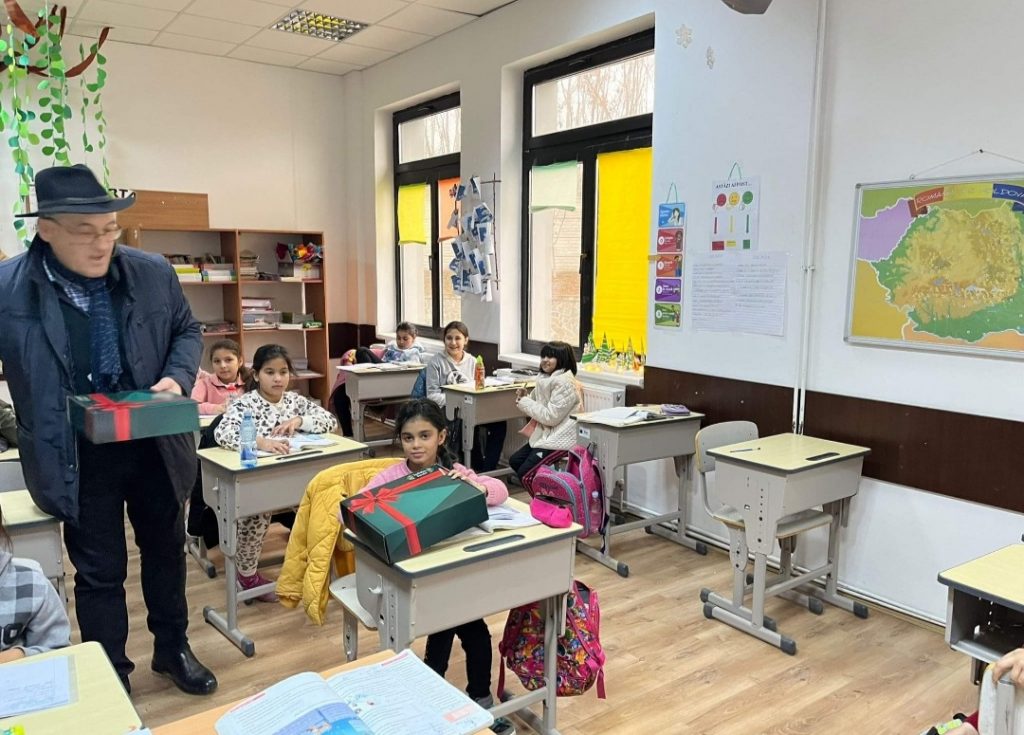 Bucurie mare în rândul copiilor de la grădinițele și școlile din comuna Șotânga, a sosit Moșul cel darnic