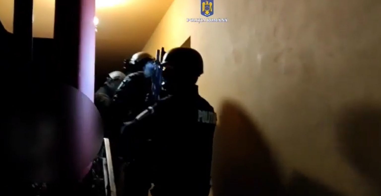 Mascații i-au luat din pat pe vânzătorii de petarde din Dâmbovița