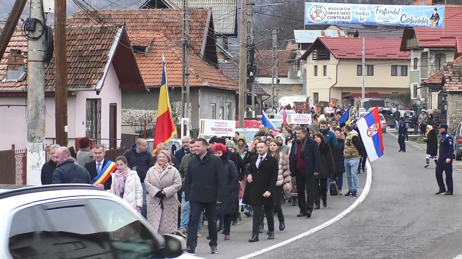Vocile colindătorilor, veniți din toate colturile țării, au răsunat  pe străzile comunei Moroeni, la Festivalul Colindelor. VIDEO