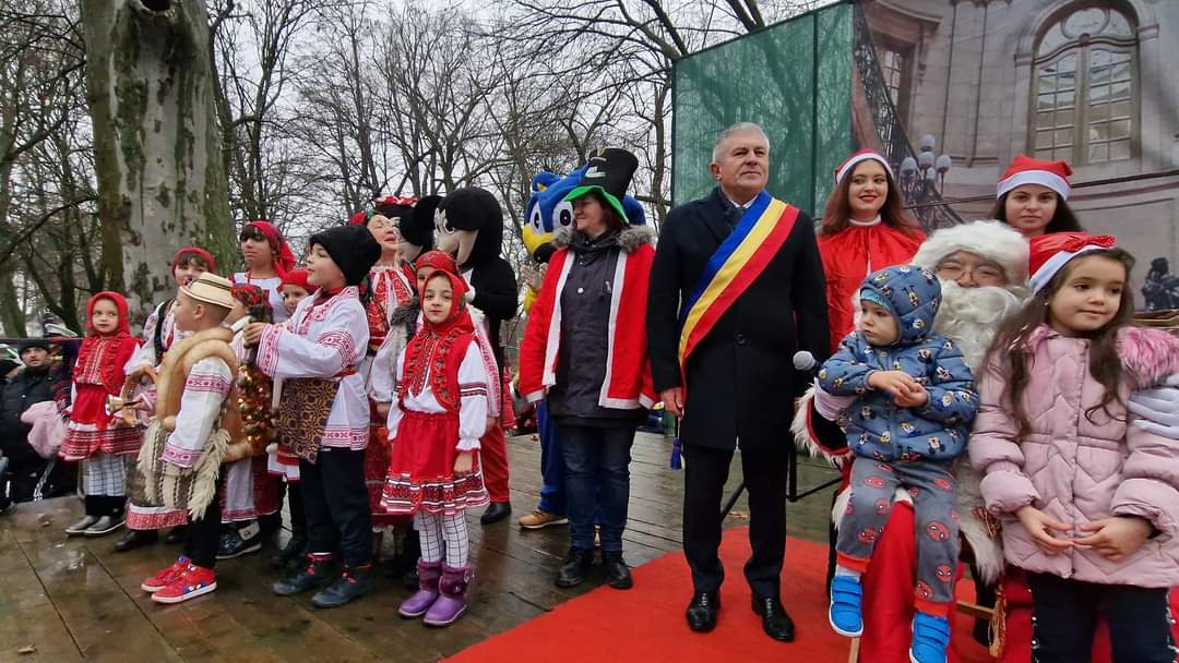 Cu mare alai și veselie, Moș Crăciun a sosit în  orașul Găești 