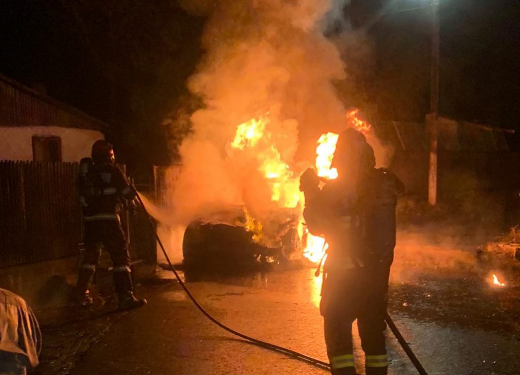 Pompierii dâmbovițeni au intervenit la un incendiu de mașină și un incendiu de casă