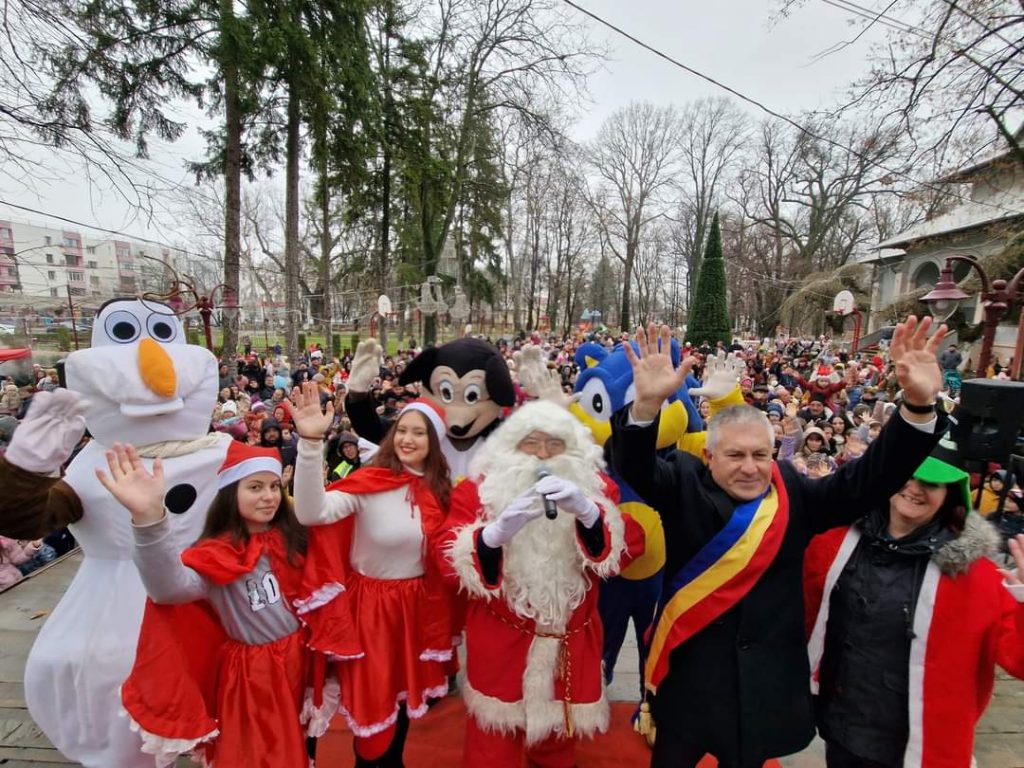 Cu mare alai și veselie, Moș Crăciun a sosit în orașul Găești