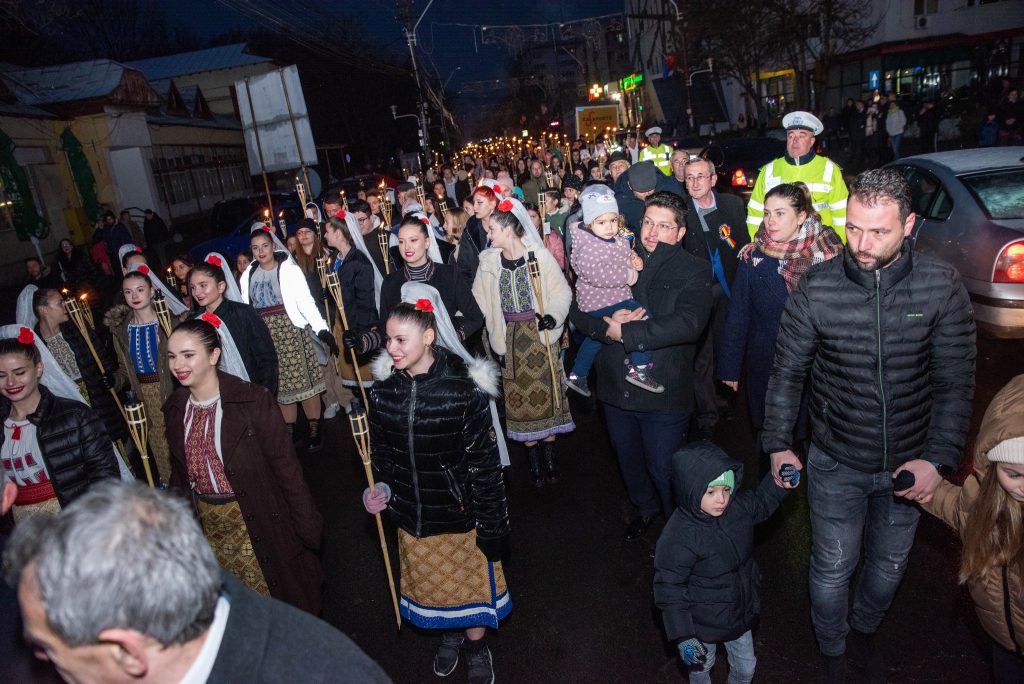 Orașul Găești a sărbătorit 1 Decembrie și a intrat în spiritul sărbătorilor de iarnă, au fost aprinse și luminițele de Crăciun