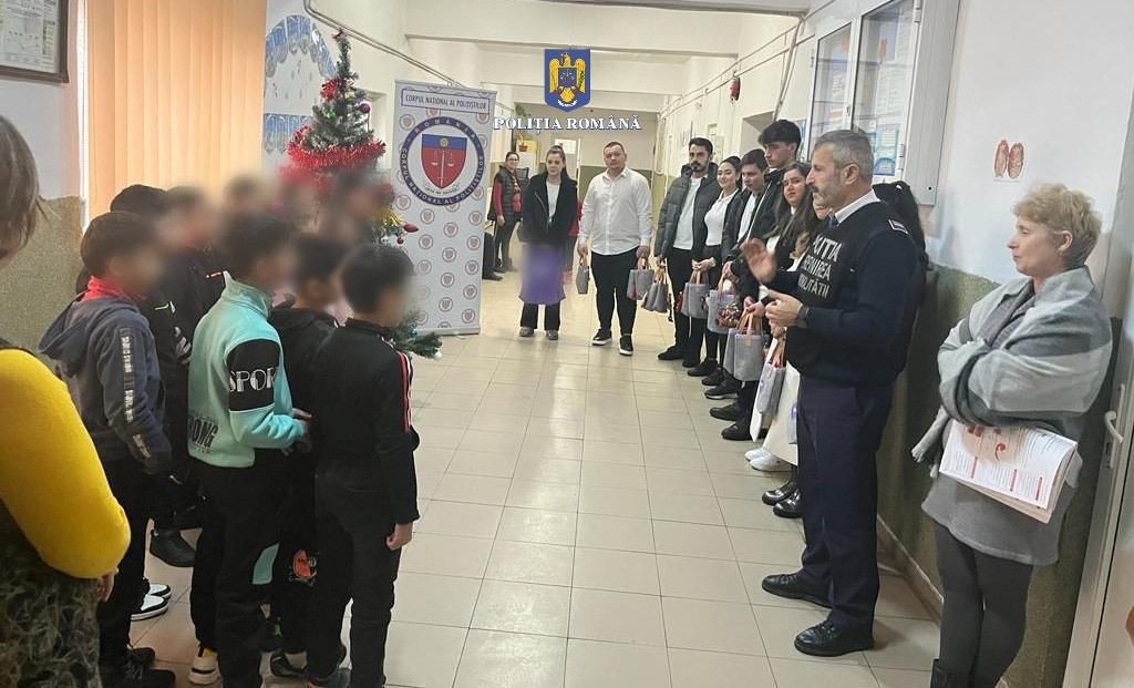 Polițiștii au fost spiriduşii lui Moș Crăciun