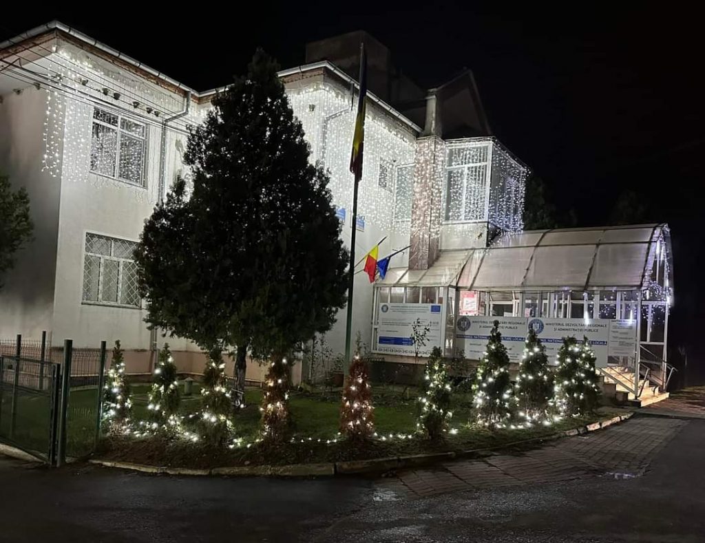 Luminile de iarnă dau viață și culoare străzilor din Răzvad, la ceas de seară