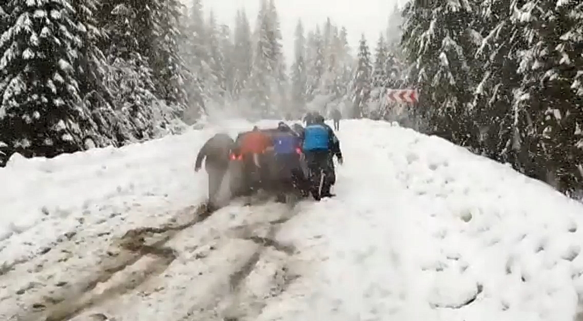 Mașini rămase blocate în zăpadă, au intervenit jandarmii montani de la Peștera și Zănoaga 