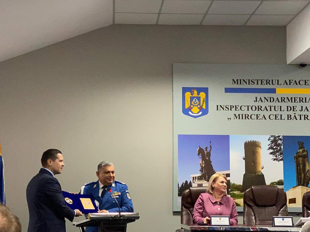 La Jandarmeria Dâmbovița, colonel Matei Viorel Dumitru a predat comanda inspectoratului și drapelul de luptă către colonel Matei Mihai