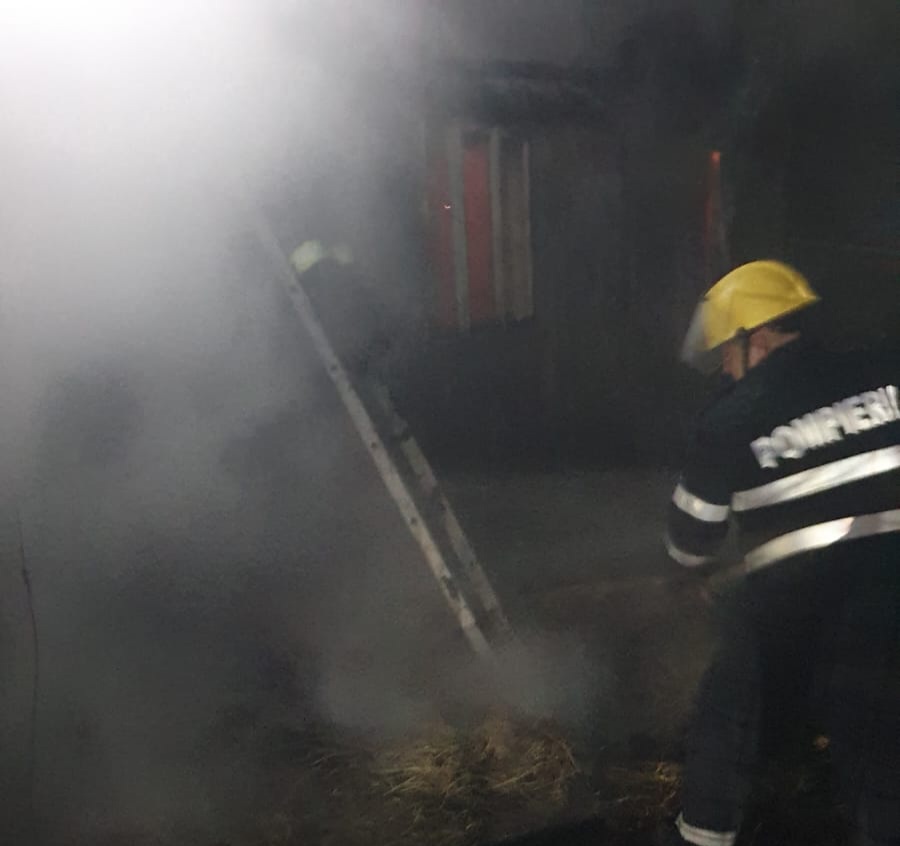 Alertă la ISU Dâmbovița, imediat după trecerea în noul an, 1500 kg de furaje cuprinse de flăcări la Ocnița 
