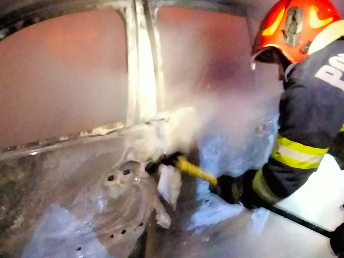 Panică și groază, noaptea trecută pe strada Soroca din Târgoviște, un autoturism a fost mistuit de flăcări