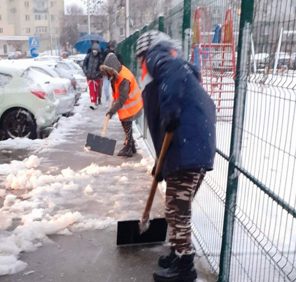 În municipiul Târgoviște, de la primele ore ale dimineții, se desfășoare acțiuni de deszăpezire
