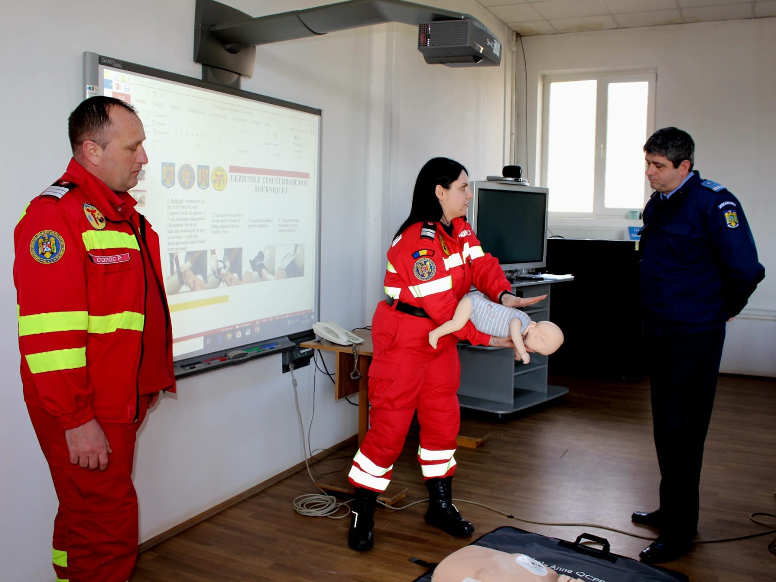Jandarmii dâmbovițeni se pregătesc cu pompierii SMURD, în vederea acordării primului ajutor