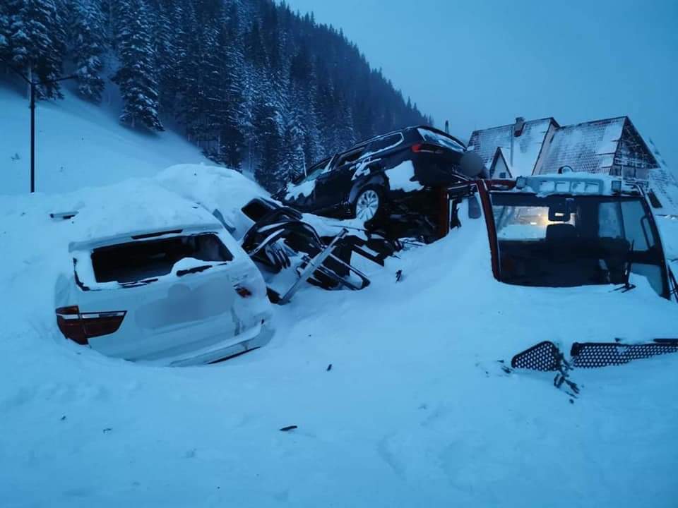 EVACUAREA TURIȘTILOR SUPRINȘI DE AVALANŞĂ LA CABANA CAPRA