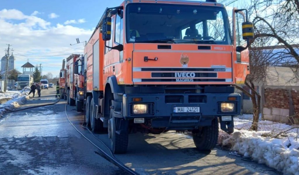 Pompierii de la Vișina și Găești intervin la un incendiu în comuna Șelaru