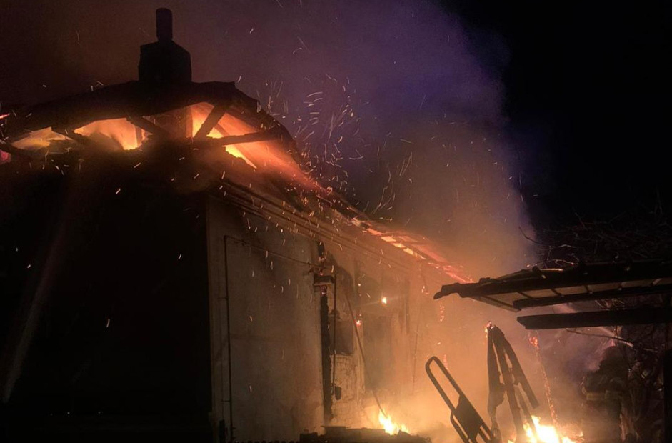 Casă din comuna Dragomirești cuprinsă de flăcări în miez de noapte, pompierii au intervenit prompt