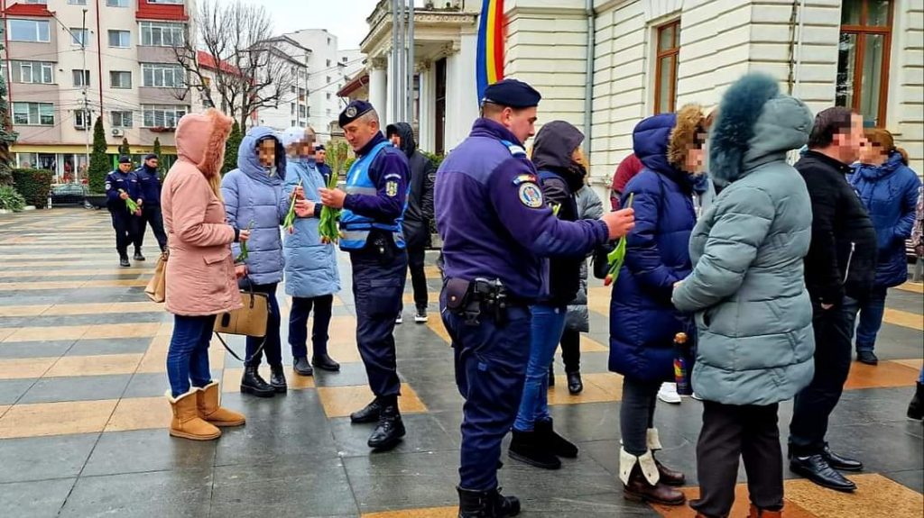 Jandarmii dâmbovițeni au oferit flori tuturor femeilor care au fost prezente la un protest