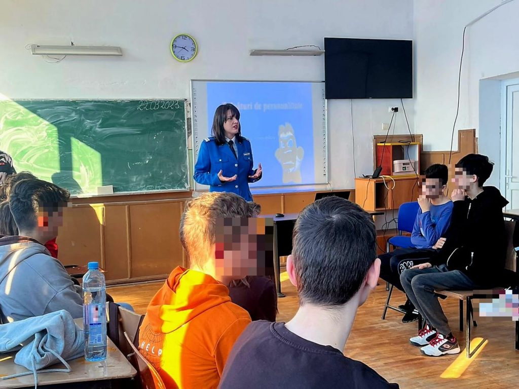 Jandarmii fac activități de prevenire a faptelor antisociale, în rândul elevilor dâmbovițeni
