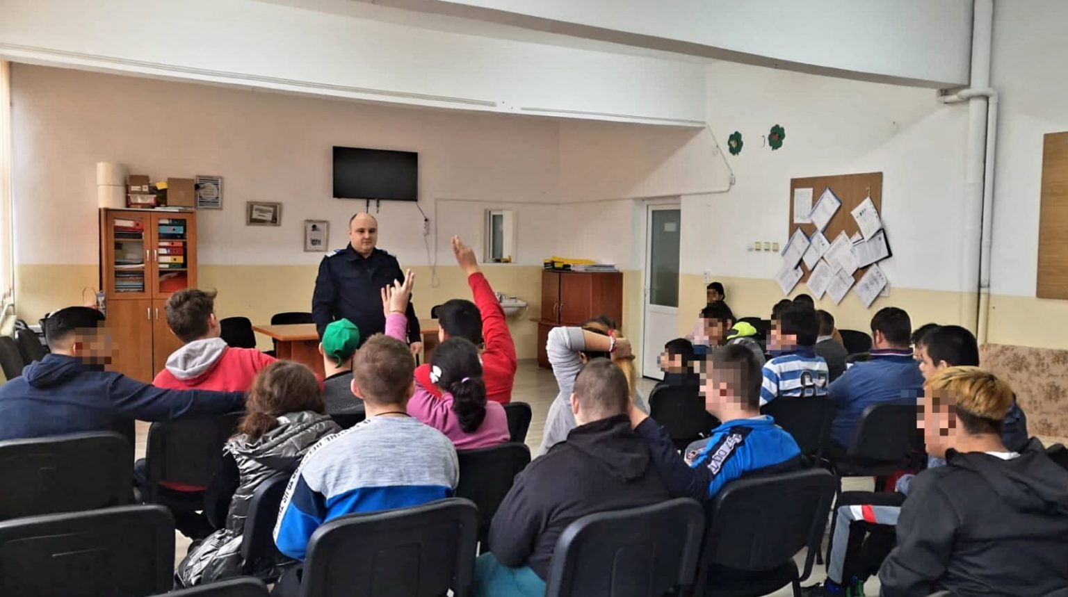 “Școala altfel”, jandarmii dâmbovițeni la  Școala Gimnazială Specială din Târgoviște