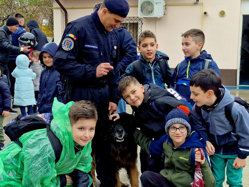 Peste 200 de elevi şi preşcolari au participat la “Ziua Porţilor Deschise” în cadrul Jandarmeriei Dâmboviţa