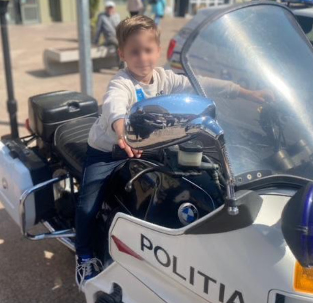 Mașinile de ”Miliție”, mascații, câinii polițiști, motocicleta și laboratorul criminalistic au fost atracția copiilor și adulților care au tranzitat Piața Tricolorului din Târgoviște 