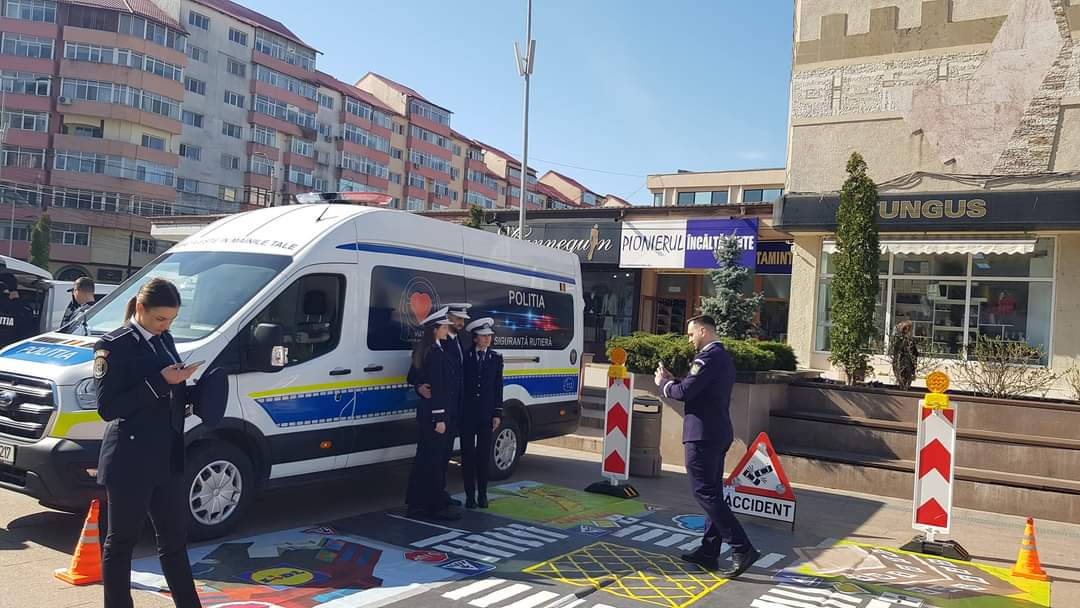 Mașinile de ”Miliție”, mascații, câinii polițiști, motocicleta și laboratorul criminalistic au fost atracția copiilor și adulților care au tranzitat Piața Tricolorului din Târgoviște 