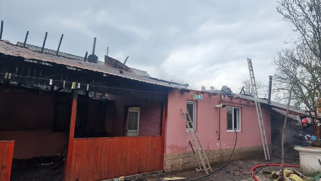 Mare necaz, flăcările au mistuit casa unei familii din comuna Nucet 