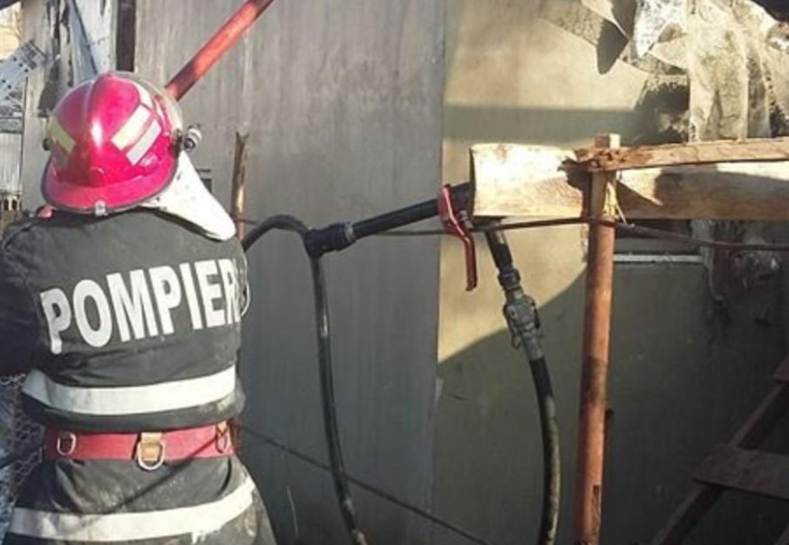 Alertă la Niculești, o casă a fost cuprinsă de flăcări