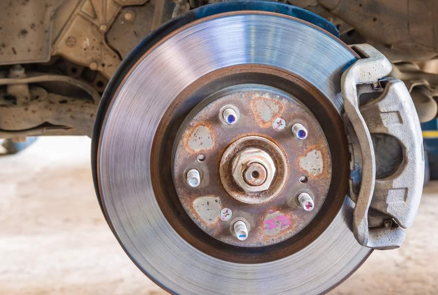 Inspectorii RAR: Oprirea în siguranță pe un carosabil umed sau acoperit cu zăpadă, nu depinde doar de uzura și eficiența anvelopelor, ci și de eficiența întregului sistem de frânare